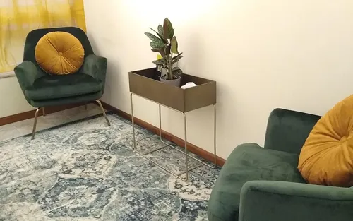 Sala de psicoterapia — cadeirões e ambiente acolhedor