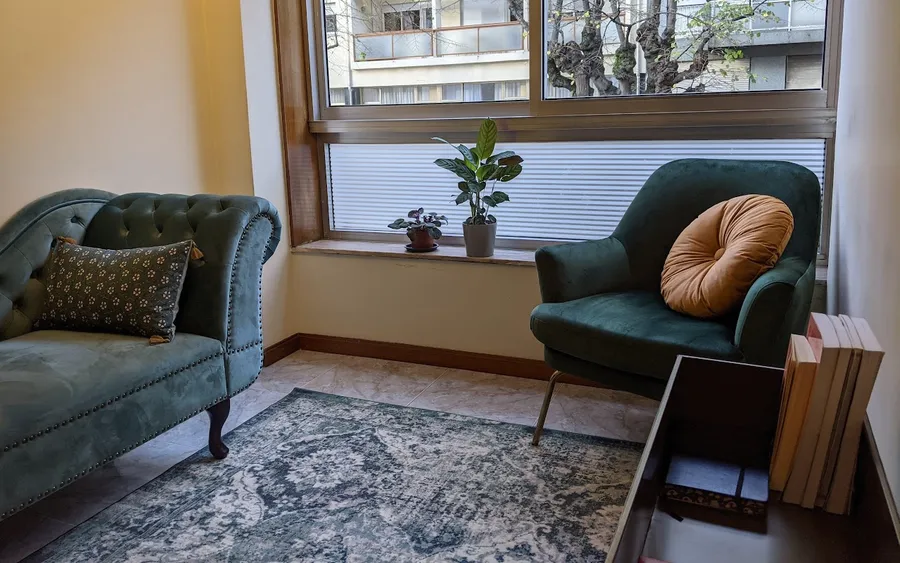 Sala de psicoterapia — vista com luz natural